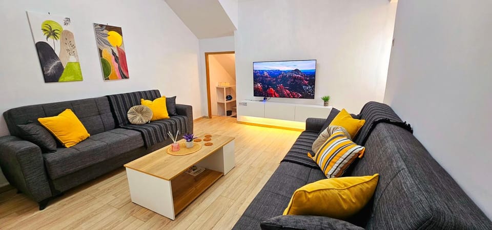 Communal lounge/ TV room, TV and multimedia, Living room, Seating area, Evening entertainment