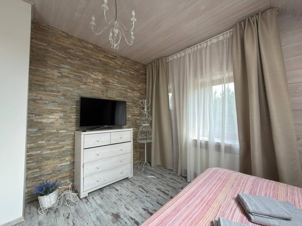 Bed, TV and multimedia, Photo of the whole room, Evening entertainment, Bedroom, towels