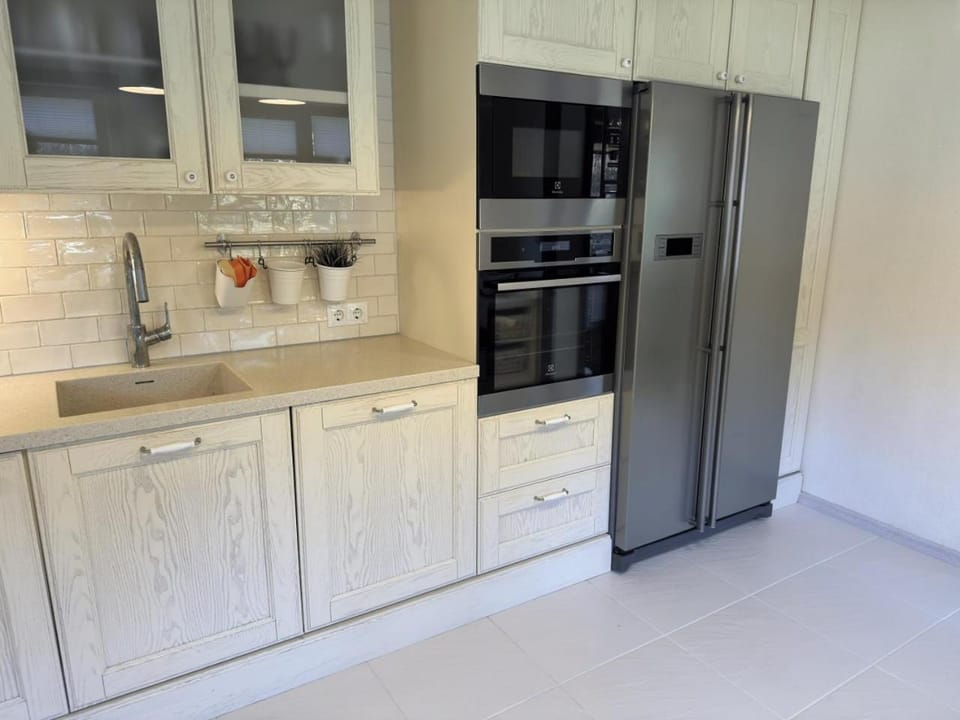 Coffee/tea facilities, dishwasher, oven, stove, kitchen