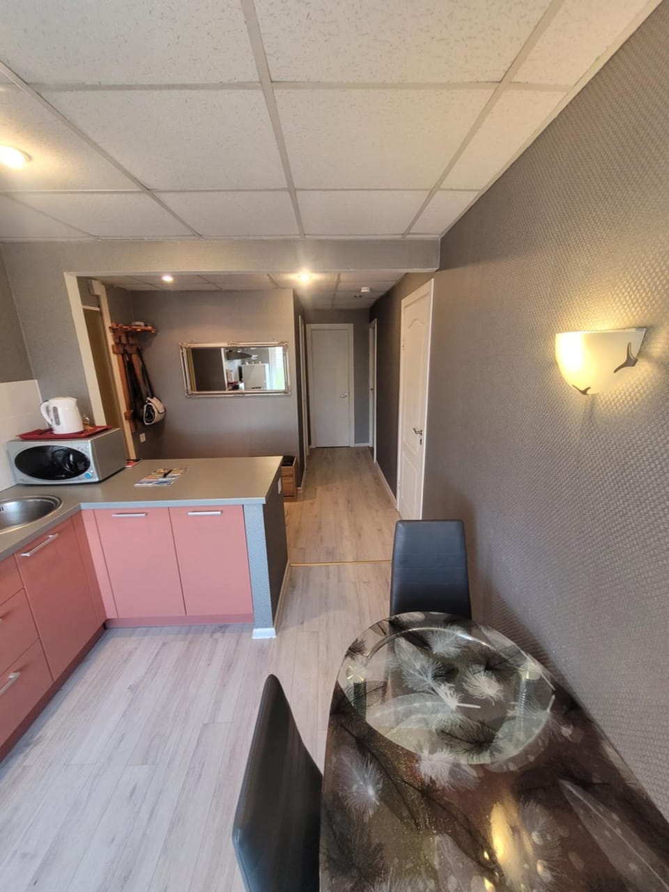 Kitchen or kitchenette, Dining area, minibar, stove