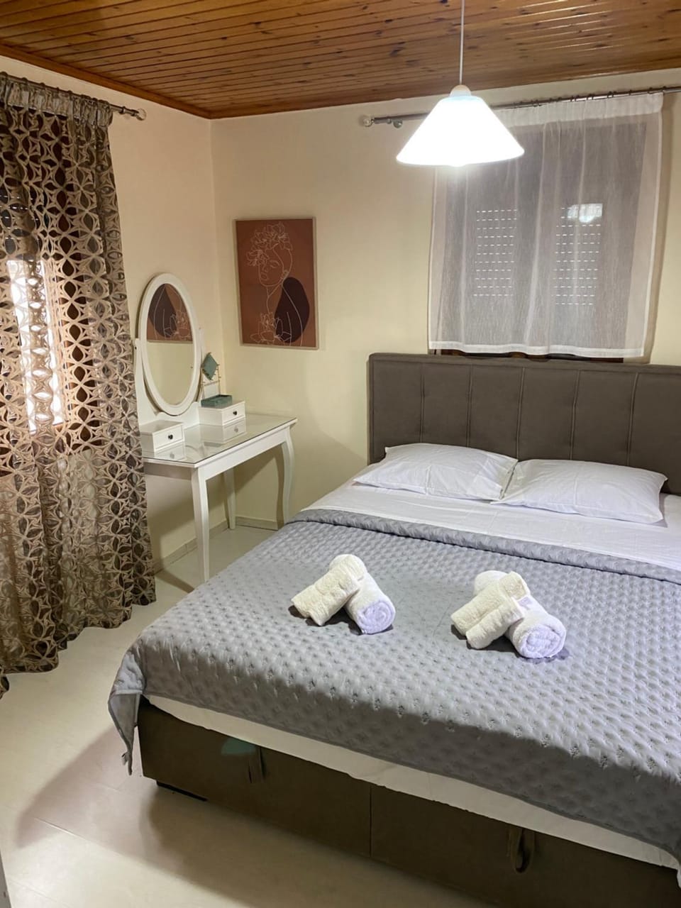 Bed, Photo of the whole room, Bedroom, towels