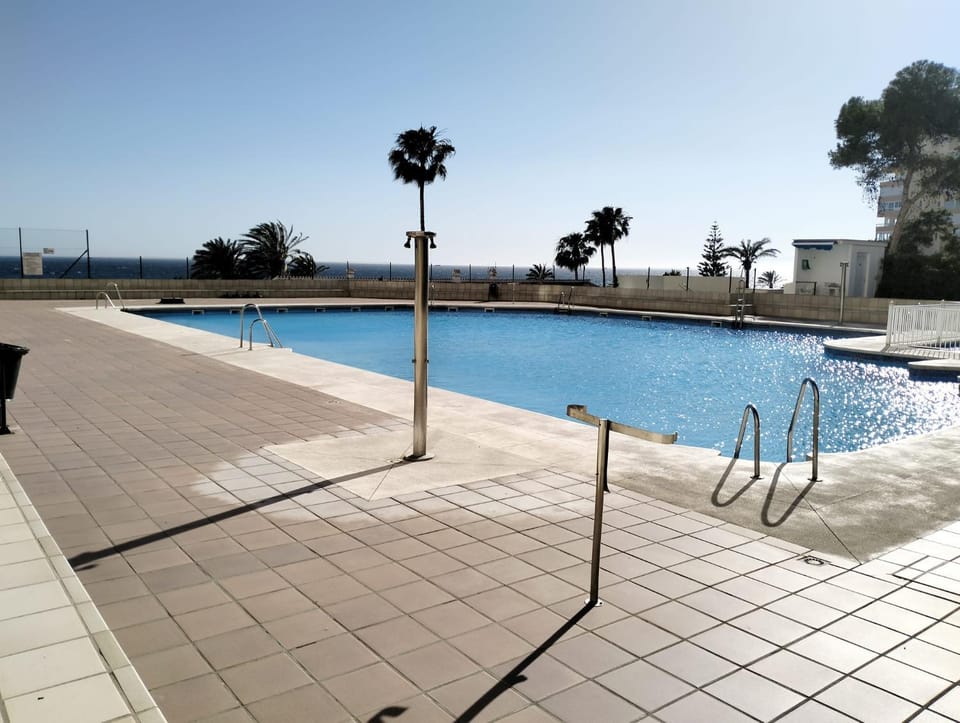 Day, Swimming pool