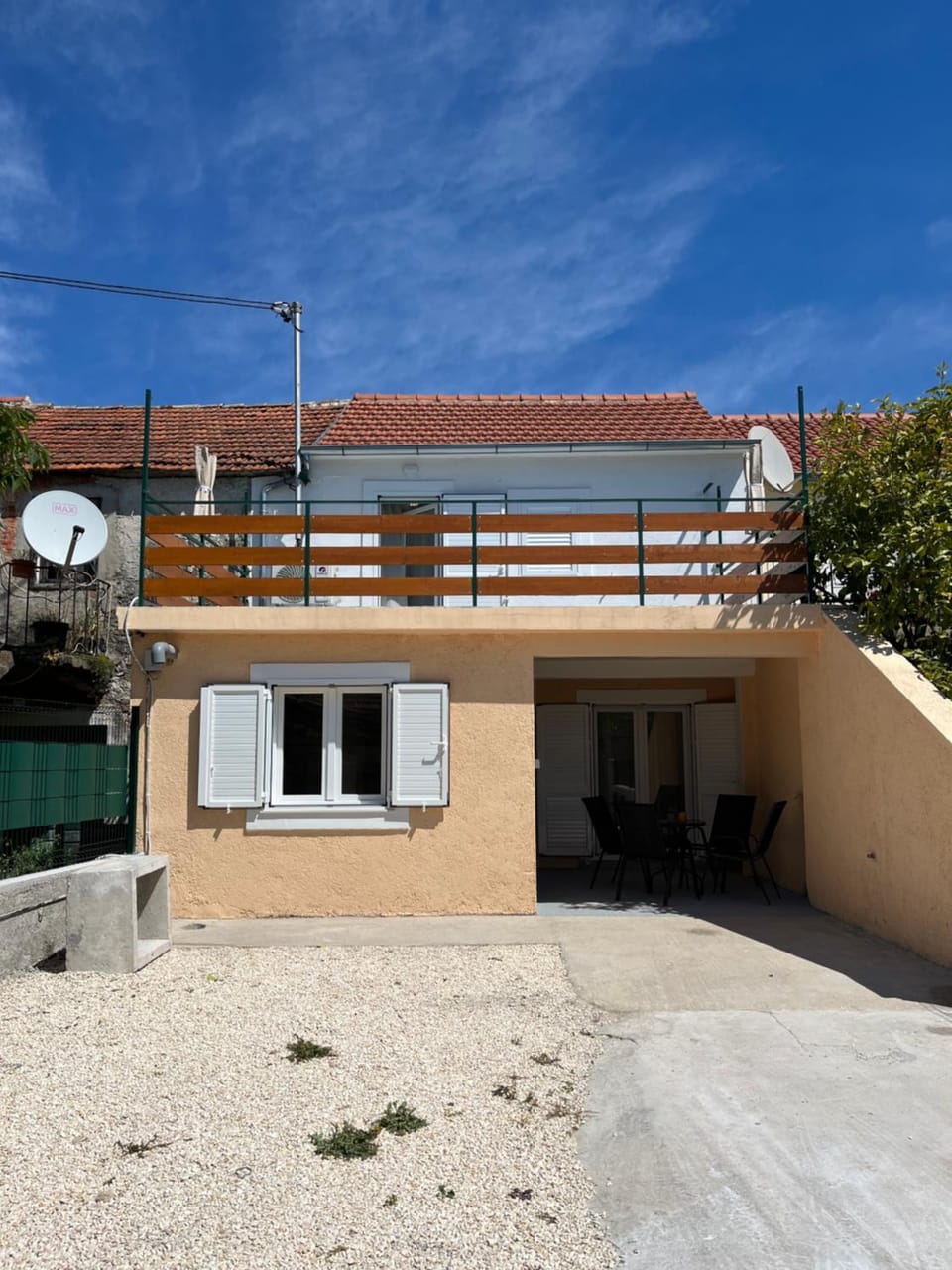 Property building, Patio, Balcony/Terrace, Parking