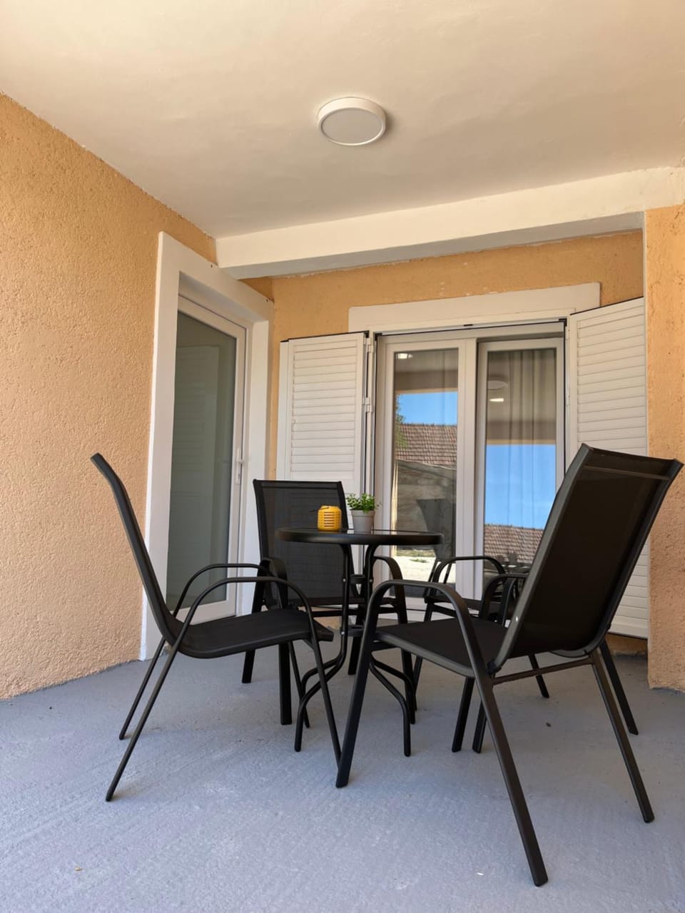 Patio, Day, Seating area, Dining area