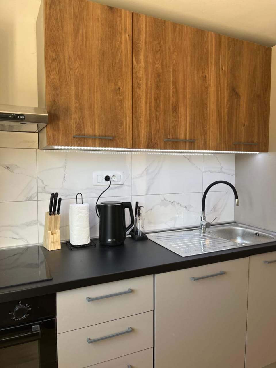 Coffee/tea facilities, Kitchen or kitchenette, stove