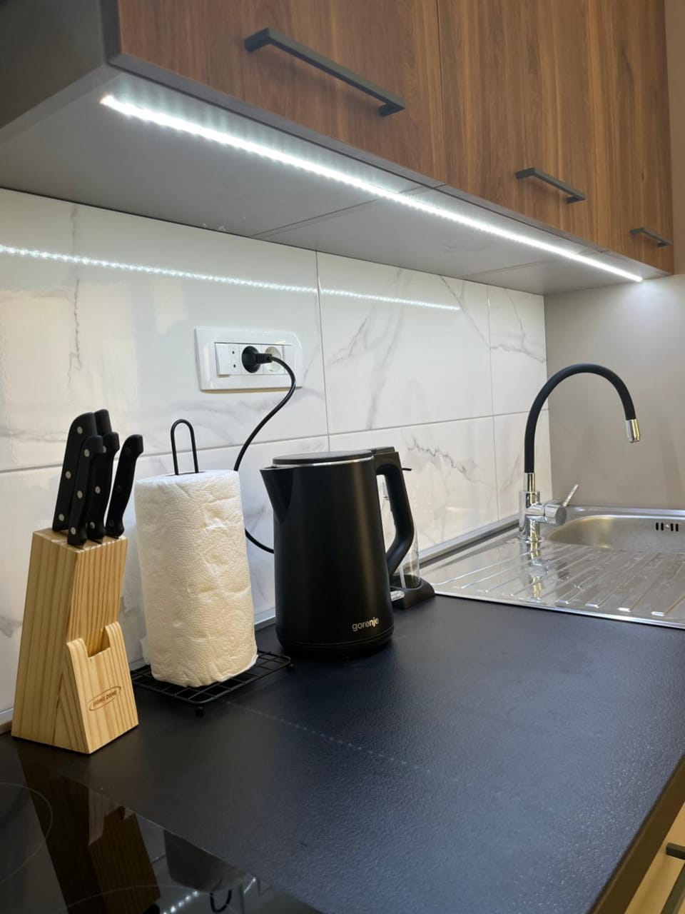 Coffee/tea facilities, Kitchen or kitchenette, stove, toaster