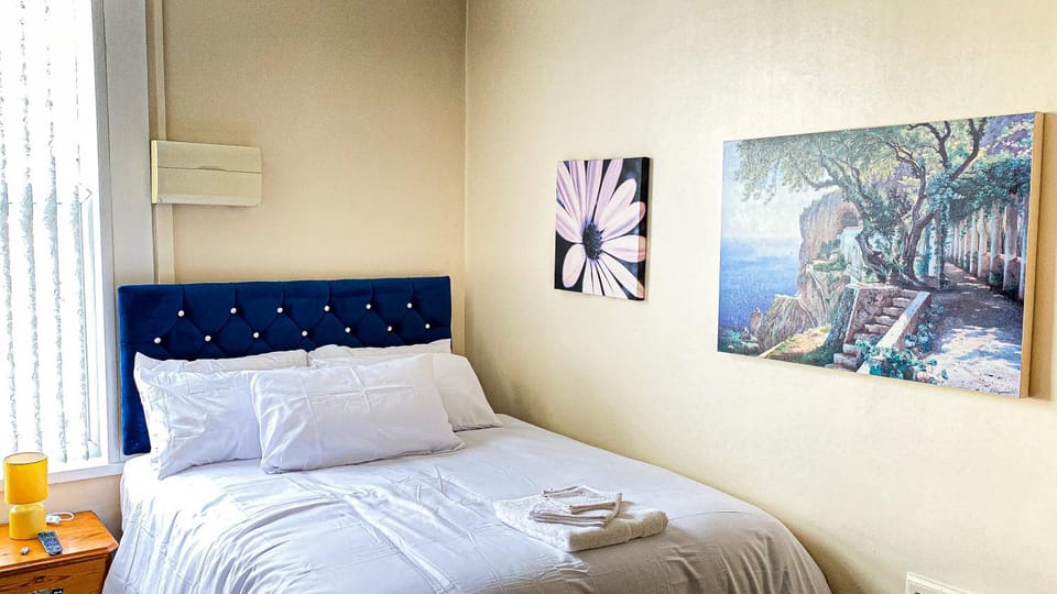 Bed, Photo of the whole room, Decorative detail, Bedroom