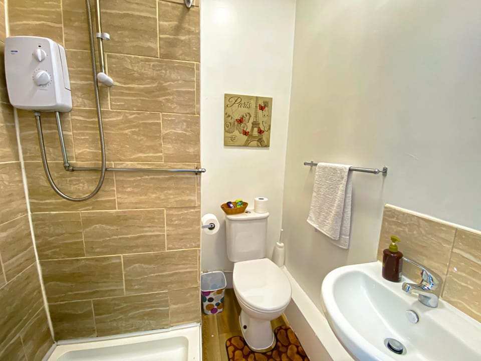 Shower, Toilet, Bathroom, towels