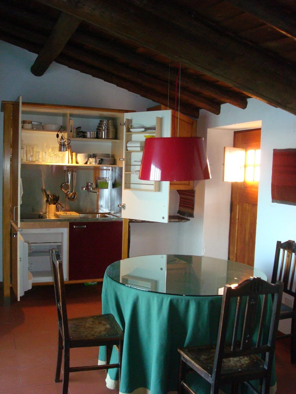 Coffee/tea facilities, Kitchen or kitchenette, Dining area