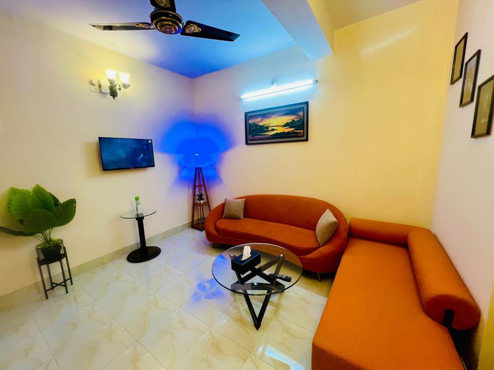 TV and multimedia, Seating area, fireplace