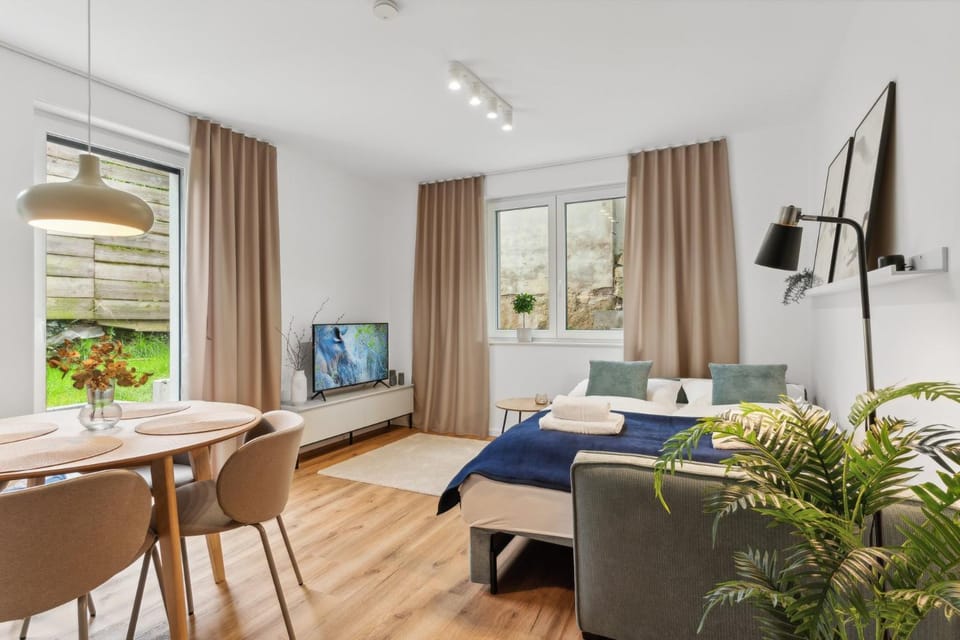 Bed, TV and multimedia, Living room, Photo of the whole room