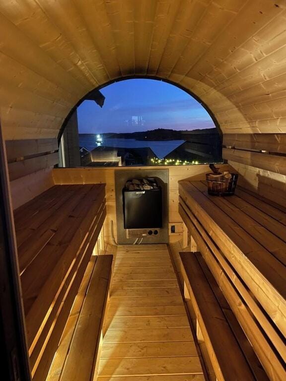 Seaside cottage with hot tub and sauna sleeps 11 House in Vestland