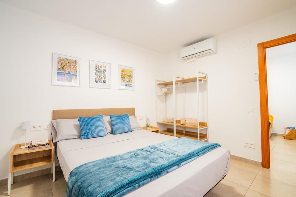 Bed, Photo of the whole room, Bedroom, air conditioner