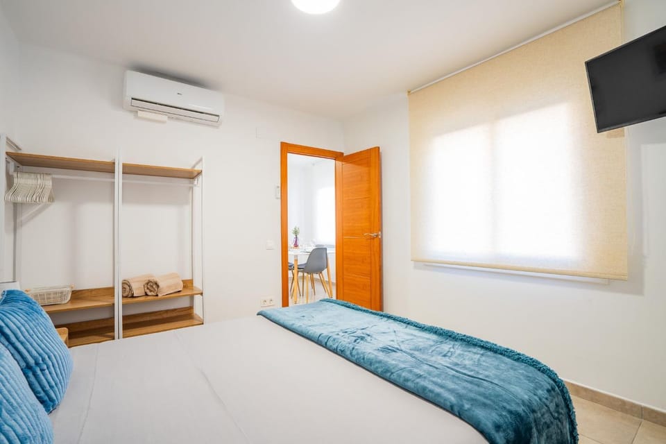 Bed, TV and multimedia, Bedroom, air conditioner