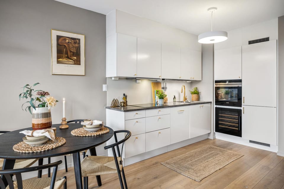 Coffee/tea facilities, Kitchen or kitchenette, Dining area, dishwasher, oven, stove
