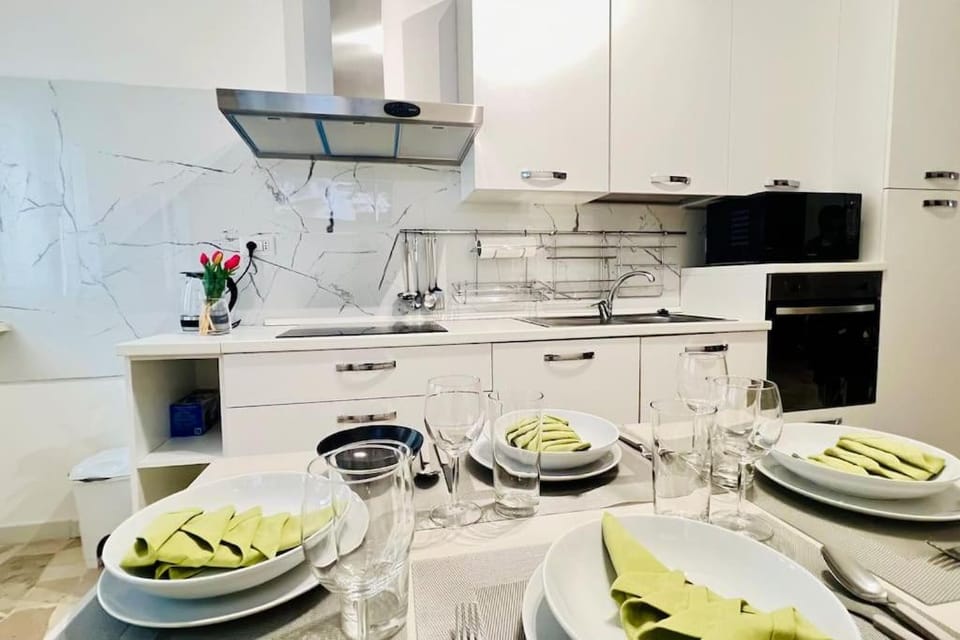 Kitchen or kitchenette, Food and drinks, Dining area, stove