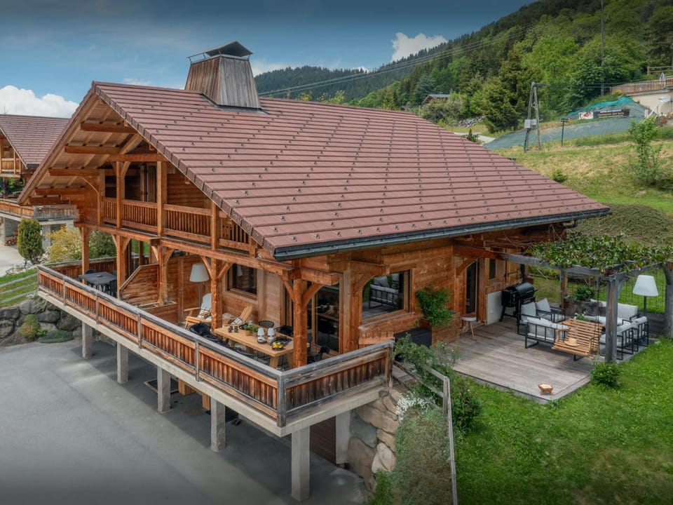 Property building, Day, Natural landscape, Summer, Mountain view