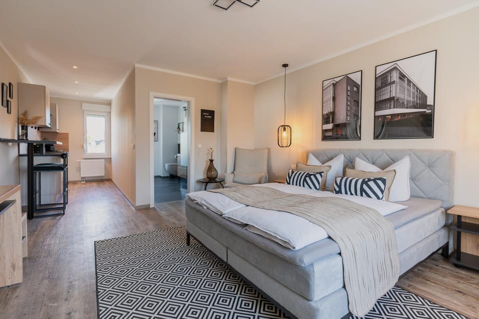 Bed, Kitchen or kitchenette, Living room, Photo of the whole room, Seating area, Bedroom