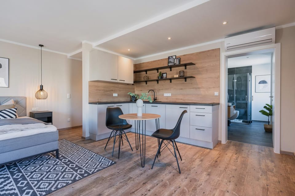 Bed, Kitchen or kitchenette, Living room, Photo of the whole room, Seating area, Dining area, Bedroom