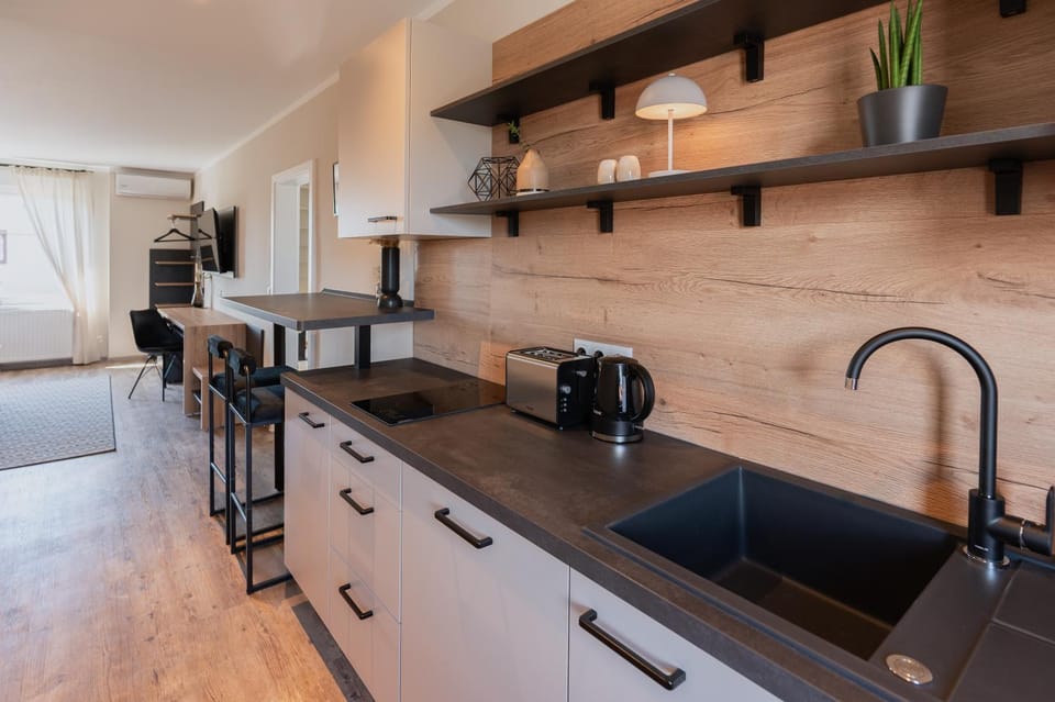 Coffee/tea facilities, Kitchen or kitchenette, Dining area, dishwasher, stove, toaster