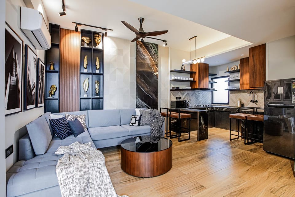 Bed, Living room, Seating area, Dining area, kitchen