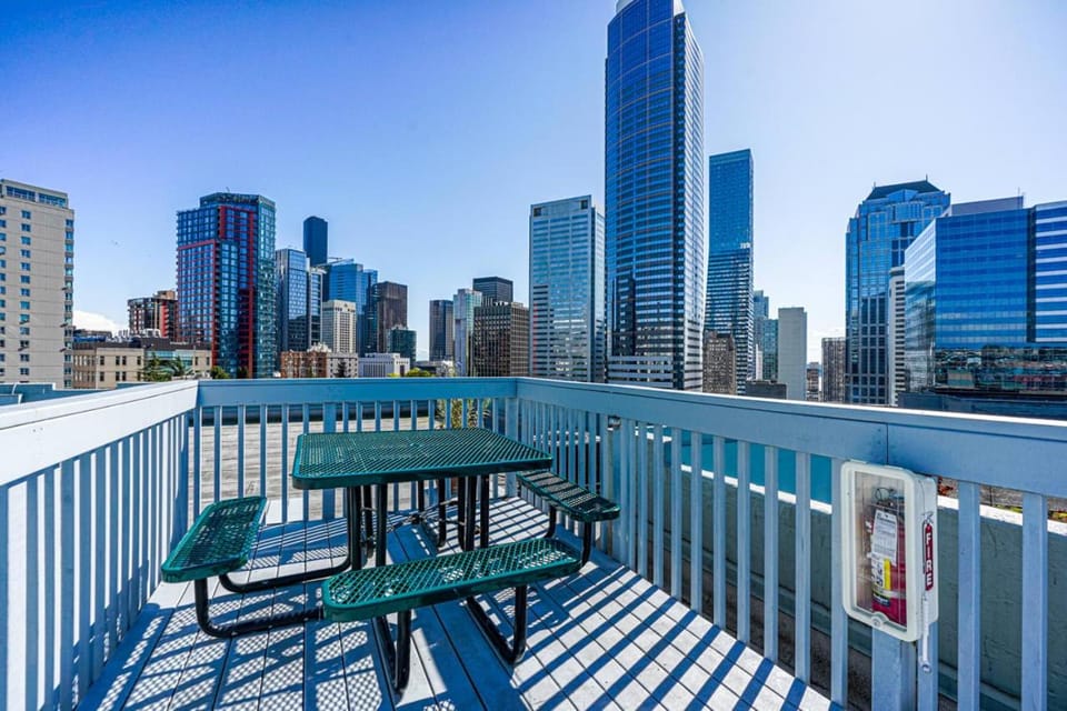 Luxury Downtown Studio King Bed City View Apartment in Seattle