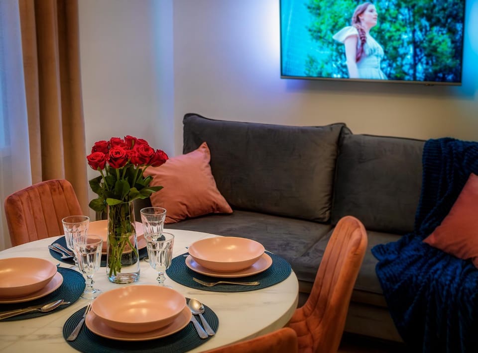 TV and multimedia, Living room, Seating area, Dining area, Evening entertainment
