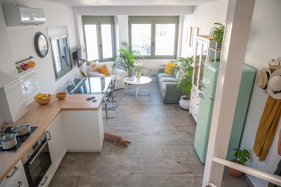 Coffee/tea facilities, Kitchen or kitchenette, Living room, Seating area, Dining area, oven, stove, toaster