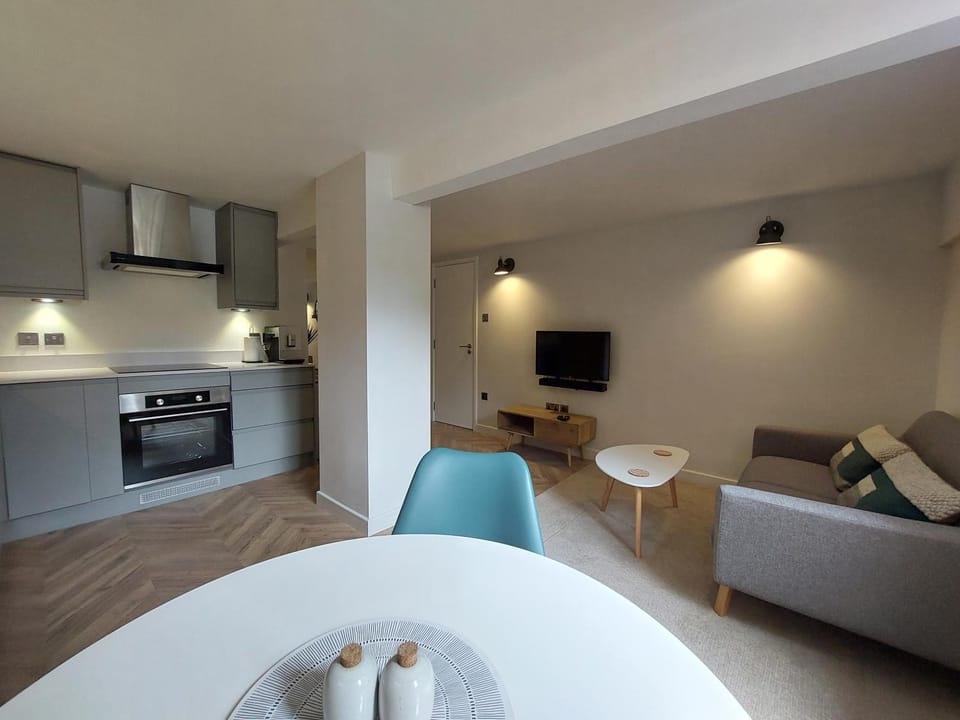 TV and multimedia, Kitchen or kitchenette, Living room, Seating area, Dining area, oven, stove