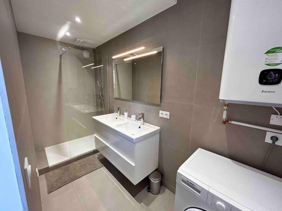 Mia- 4 pers- Standing Neuf, Hyper centre- Terrasse Apartment in Saint-Raphael