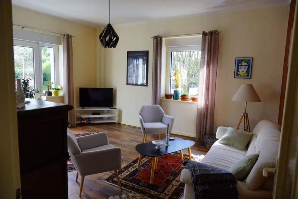 TV and multimedia, Living room, Seating area, Evening entertainment