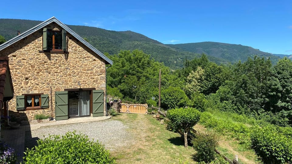 La Grange d'Ardichen vue sur les montagnes - Wifi fibre House in Occitanie