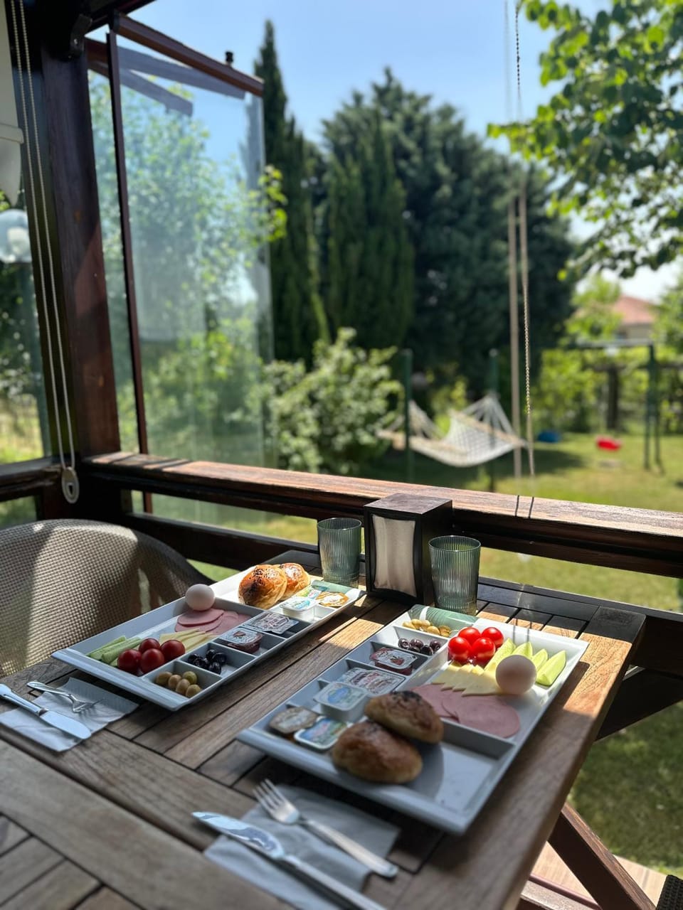 Day, Garden, Food and drinks, Dining area, Food, Garden view, Breakfast, Lunch