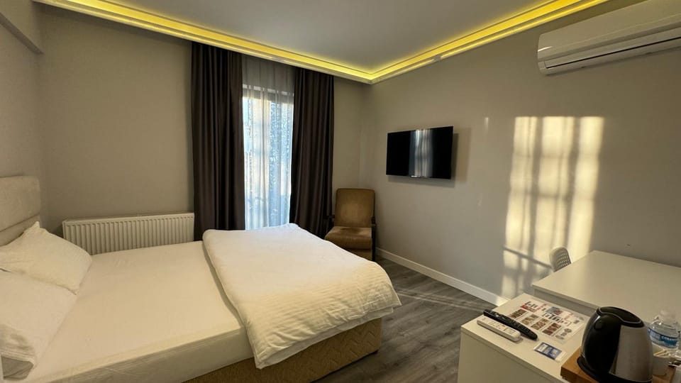 Bed, TV and multimedia, Coffee/tea facilities, Bedroom, Breakfast, Dinner, hair dryier, heating, heating, internet, minibar, room service, towels, wardrobe, air conditioner