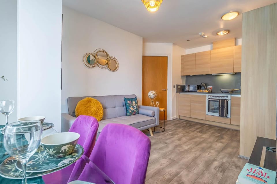 Stylish 2 bedroom City Centre Apartment sleeps 6 with Free Convenient Bullring , Grand Central Parking Apartment in Birmingham