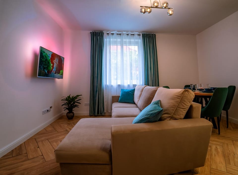 TV and multimedia, Living room, Seating area, Dining area