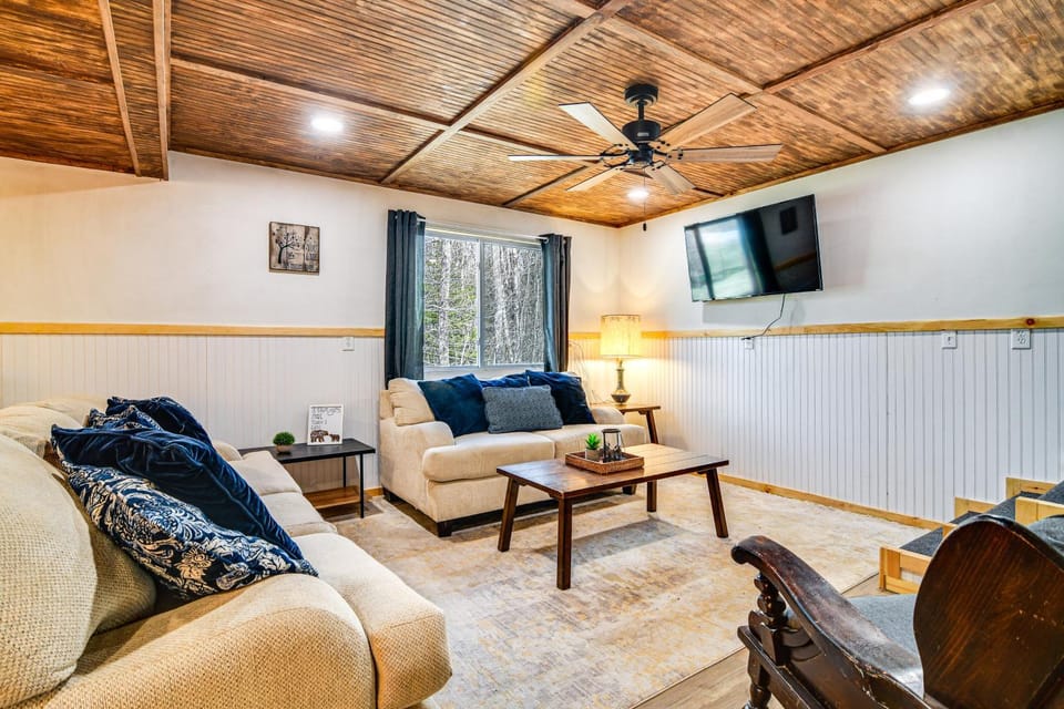 Charming Maine Retreat Near Skiing & ATV Park! House in Maine