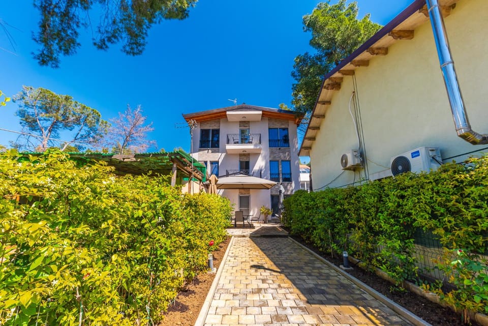 Property building, Day, Garden, View (from property/room), Balcony/Terrace, Garden view