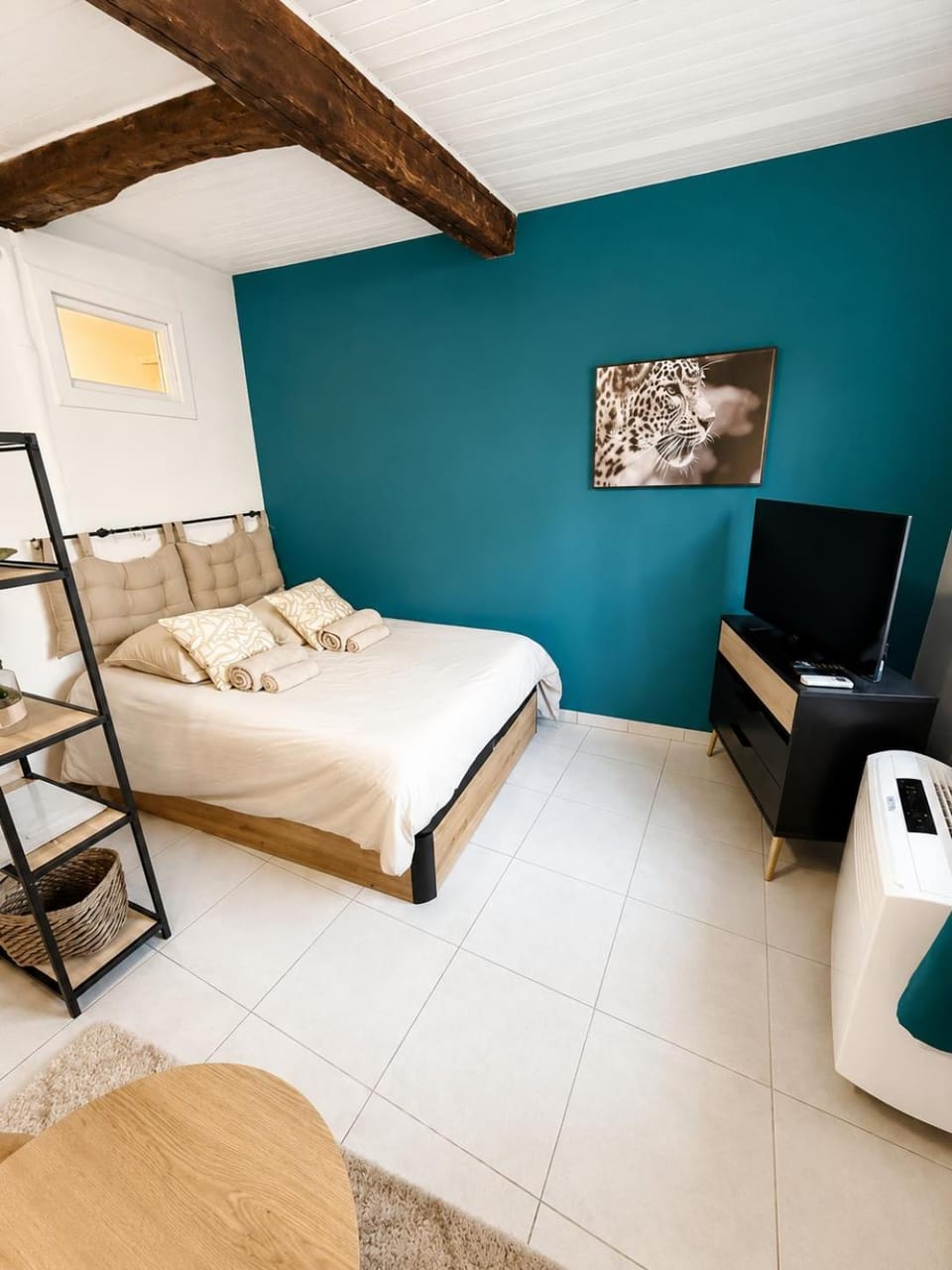 Bed, TV and multimedia, Photo of the whole room