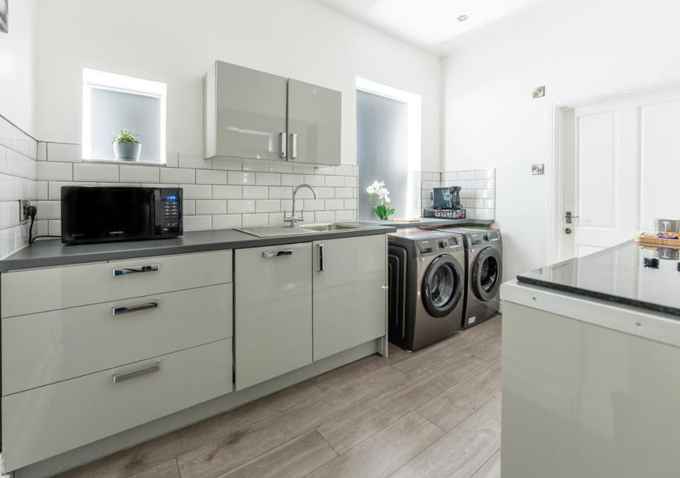 Kitchen or kitchenette, dishwasher, minibar, pet friendly, stove, washing machine, dryer