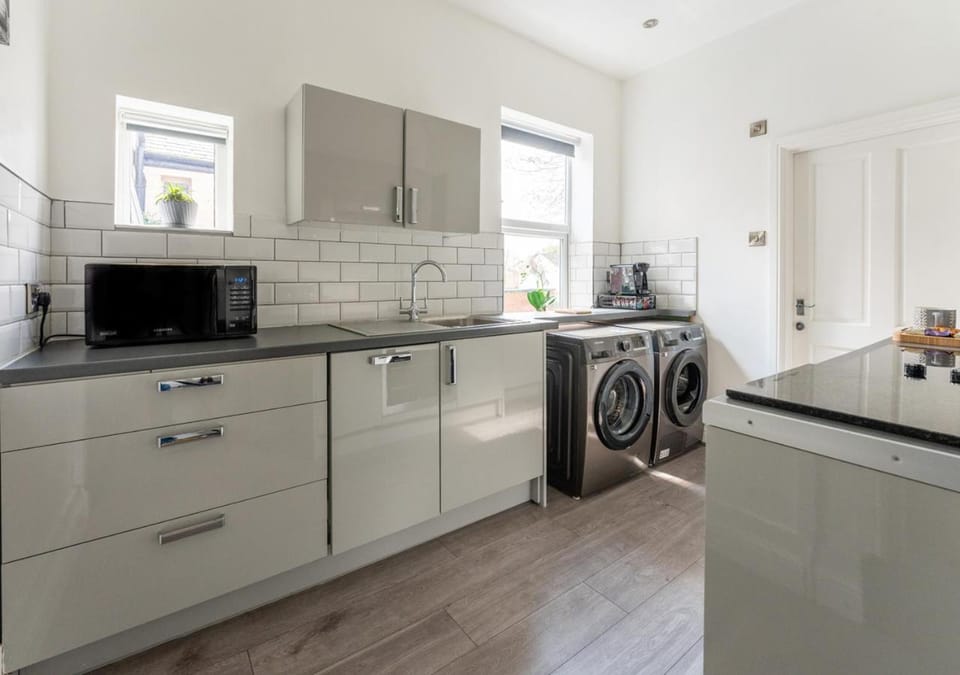 Coffee/tea facilities, dishwasher, minibar, oven, pet friendly, stove, washing machine, dryer