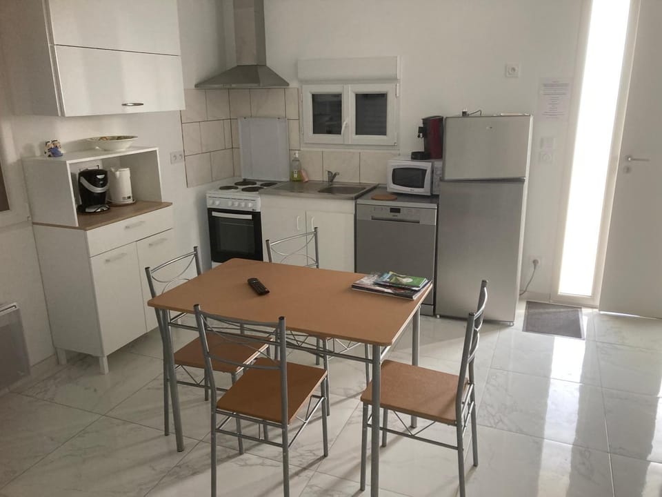 Kitchen or kitchenette, Dining area, dishwasher, minibar, pet friendly, stove, toaster