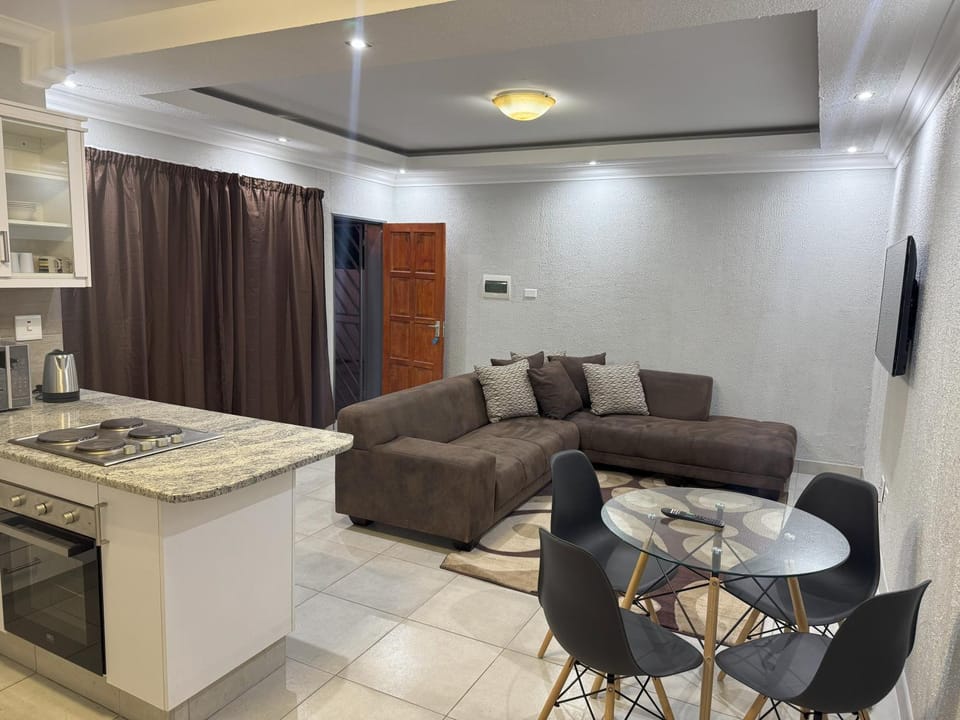 Kitchen or kitchenette, Living room, Seating area, Dining area, oven