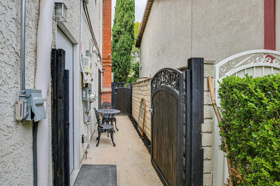 Anaheim Studio with Fireplace 14 Mi to Disneyland! Apartment in Yorba Linda