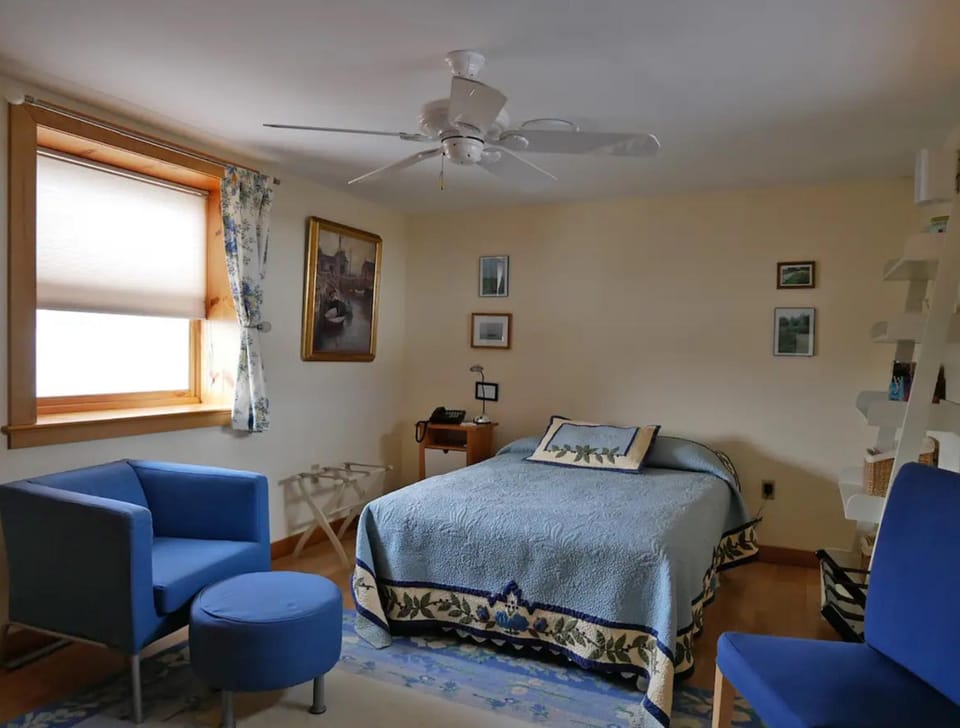 Bed, Photo of the whole room, Seating area