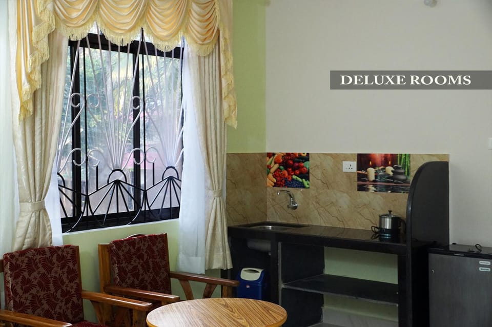 Kitchen or kitchenette, Seating area, Dining area