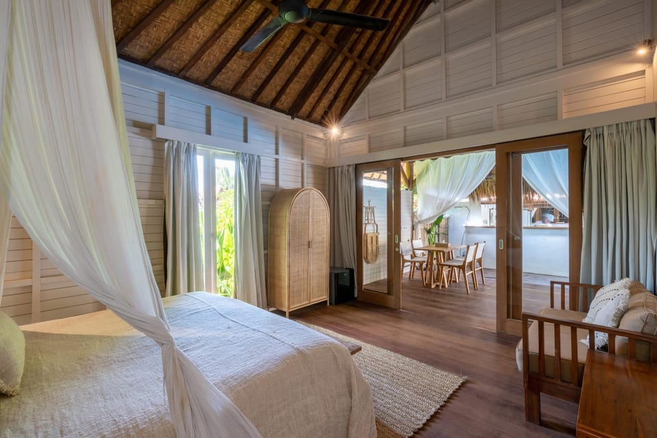 Bed, Seating area, Bedroom