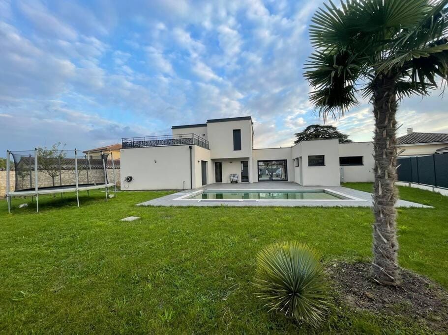 location villa moderne piscine Villa in Bourgogne-Franche-Comté