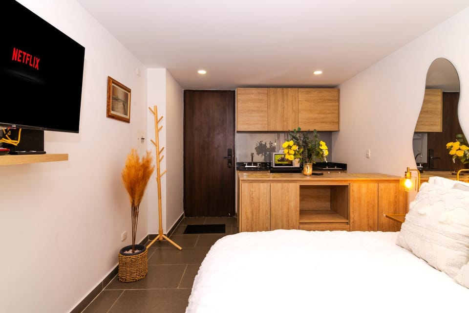 Bed, TV and multimedia, Photo of the whole room, Bedroom