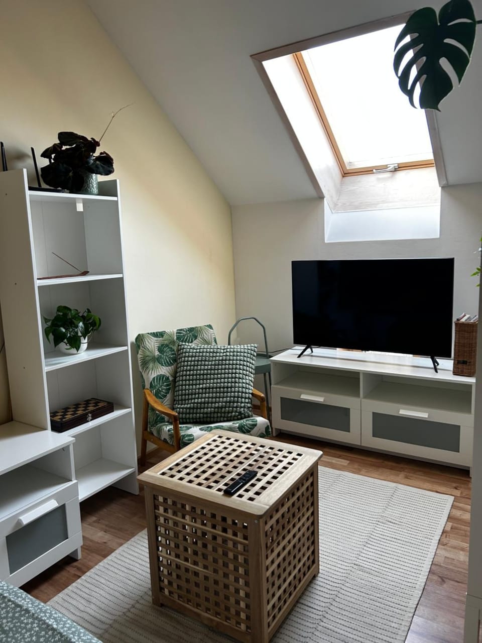 TV and multimedia, Living room, Seating area, Evening entertainment